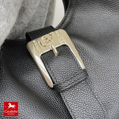 Cinto preto em pele com fivela dourada e detalhes em strass e logótipo Cavalinho sobre couro preto.