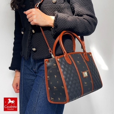 Bolsa Cavalinho Penafiel preta e castanha com padrão de cavalos e ferraduras
