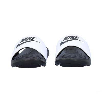 Chinelos Nike brancos com sola preta vistos de frente