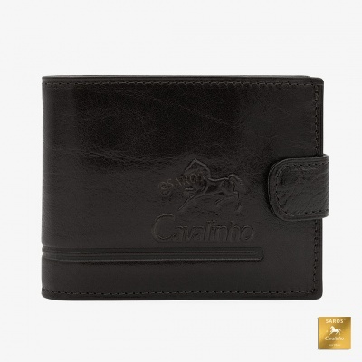 Carteira preta da marca Cavalinho em pele com relevo e fecho de aba