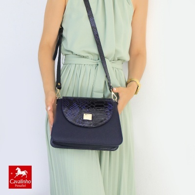 Mala azul escura com aba texturizada imitação pele e fecho metálico