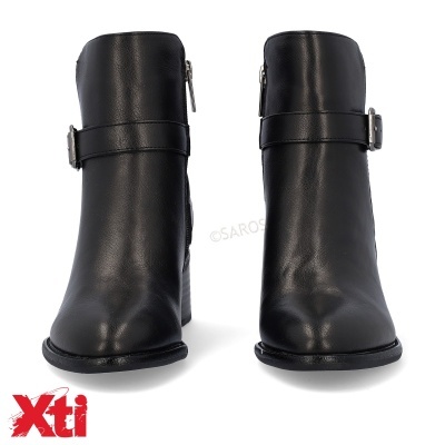 Botins pretos de material sintético com fivela e fecho lateral