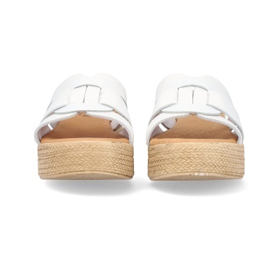 Sandálias brancas com sola de corda vistas de trás