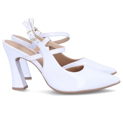 Sapatos femininos de salto alto branco em verniz com tiras cruzadas e fivela dourada