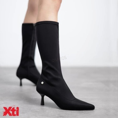 Botas pretas femininas com salto fino e detalhe metálico redondo