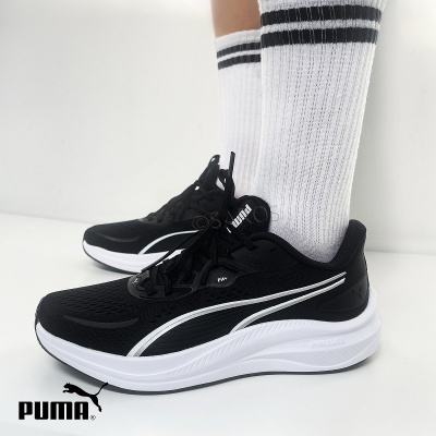 Ténis desportivos PUMA pretos com detalhes brancos e sola branca