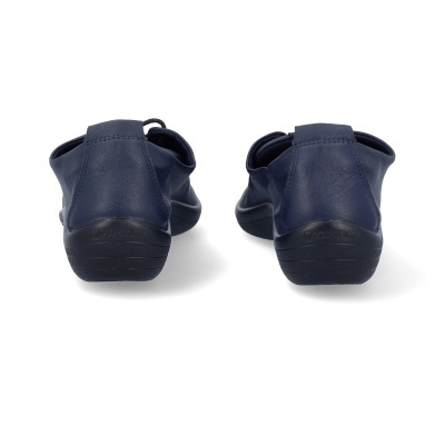 Sapatos azul escuro com sola preta vistos de trás