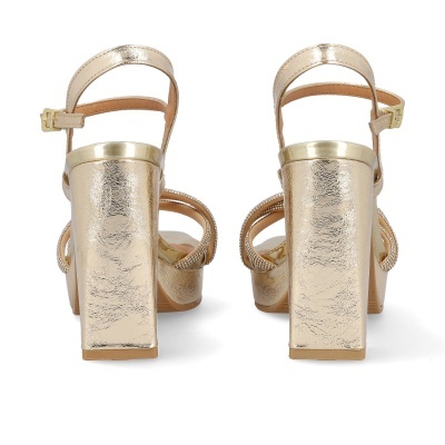 Sandálias douradas de salto alto vistas de trás