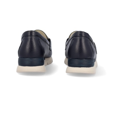 Mocassins de pele azul escura com sola branca, vistos de trás