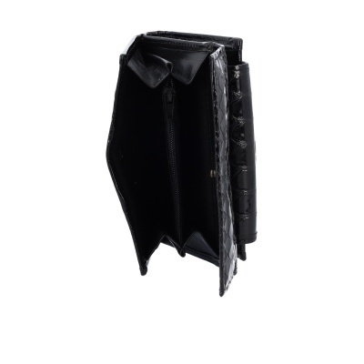 Carteira preta aberta com textura de pele de crocodilo