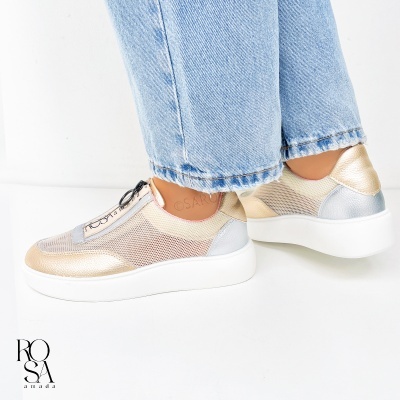 Ténis femininos bege dourado e prateado com sola branca e fecho, usados com jeans azuis.