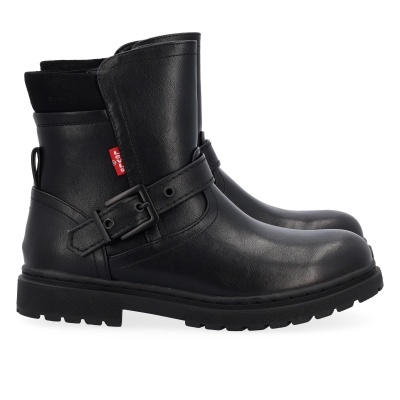 Botas pretas de pele com correia e fivela.