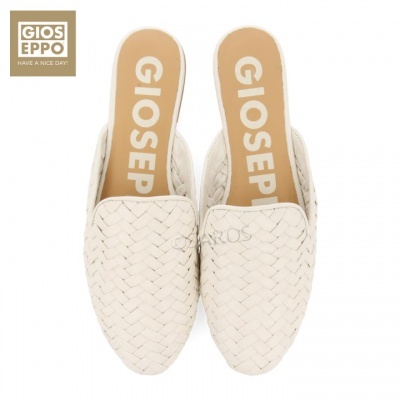 Sapatos mule brancos com padrão trançado e texto GIOSEPPO na palmilha