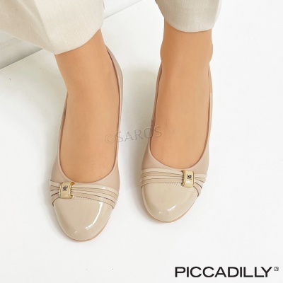 Sapatos rasos nude com verniz e detalhe dourado