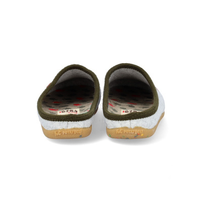 Pantufas brancas com borda verde musgo, sola castanha e interior estampado.