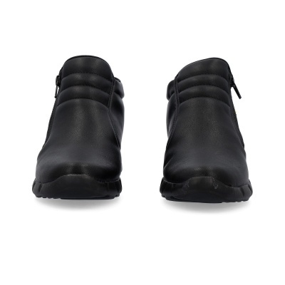 sapatos pretos de couro com fechos