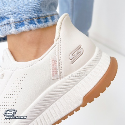 Sapato desportivo branco Skechers com sola bege e jeans azul claro