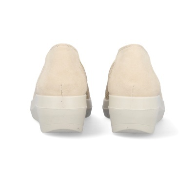 Sapatos mocassim bege claro vistos de trás