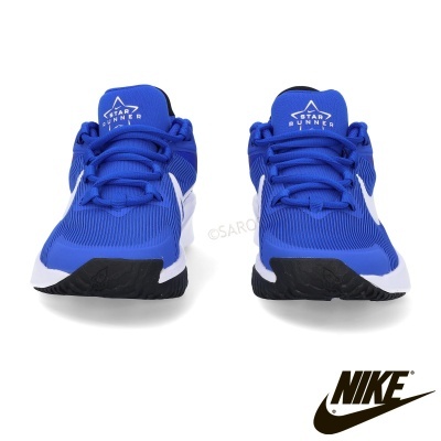 Ténis azuis Star Runner da Nike com sola preta e detalhes brancos