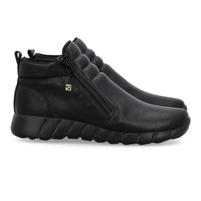 Botas pretas em couro com zíper e sola preta