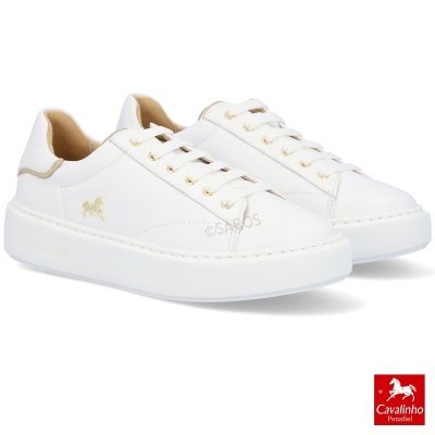 Ténis brancos com detalhes bejes e logo Cavalinho