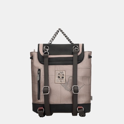 Mochila bege e preta com alças e emblema de caveira