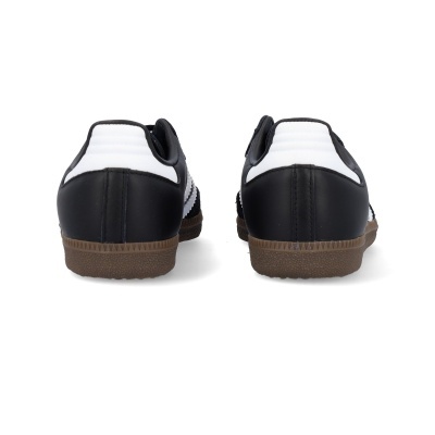 Sapatilhas pretas e brancas vistas de trás