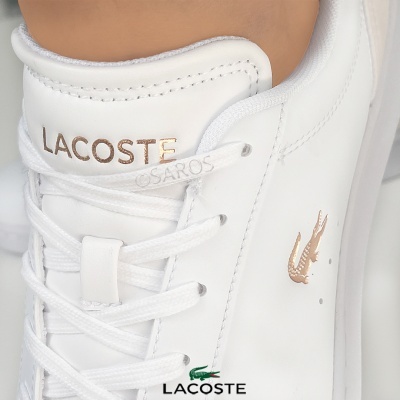 Sapato branco Lacoste em couro com logo dourado e cordões brancos