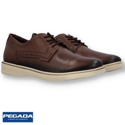 Sapatos castanhos em pele com sola branca e logótipo PEGADA