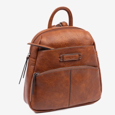 Mochila pequena em couro castanho com fechos metálicos e etiqueta MATTIES