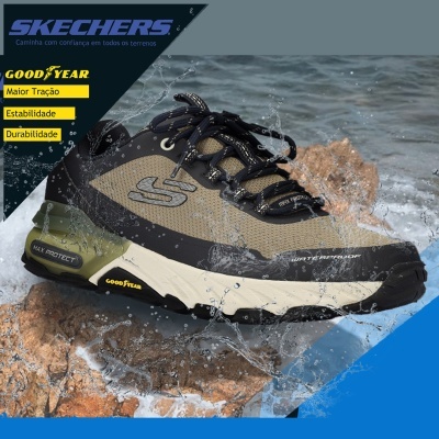 Ténis SKECHERS preto e castanho com sola branca na água e pedra