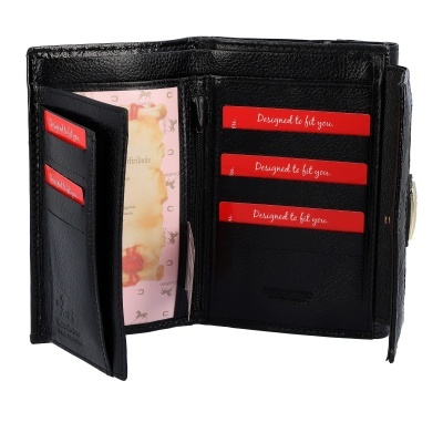 Carteira preta em couro aberto mostrando compartimentos com etiquetas vermelhas e janela para documento