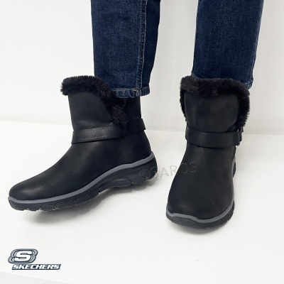 Botas pretas Skechers com pelo no topo e sola cinza-escura.