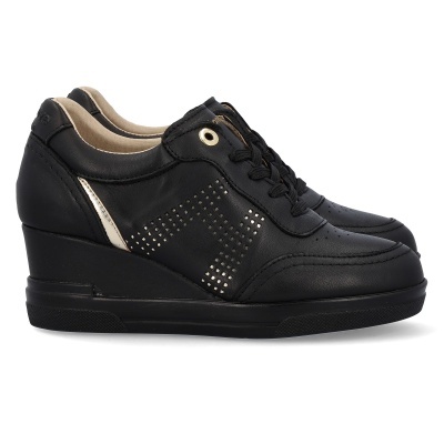 Sapatos femininos pretos com salto cunha e detalhes perfurados em padrão H