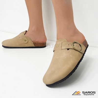 Sapatos tipo mule camurça bege com sola preta e fivela dourada
