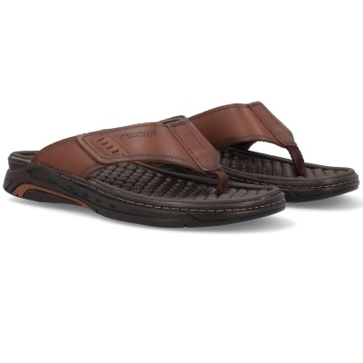 Chinelos castanhos com sola preta e detalhes castanhos e textura acolchoada