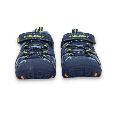 Sapatos infantis azuis PABLOSKY com fecho de velcro e detalhes verdes e laranjas.