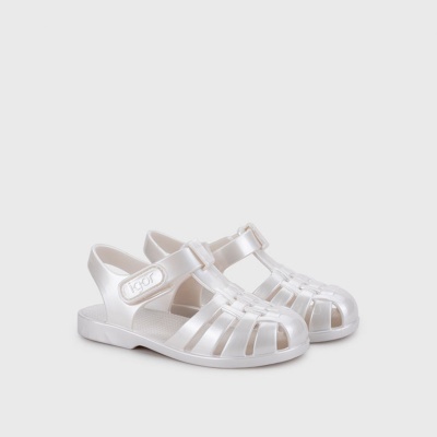 Sandálias de plástico translúcido branco com fecho velcro e texto igor