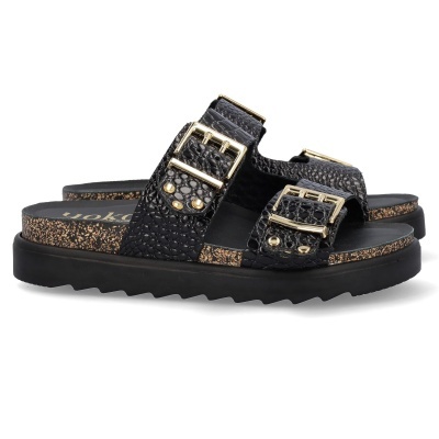 Sandálias pretas com fivelas douradas e sola preta texturizada