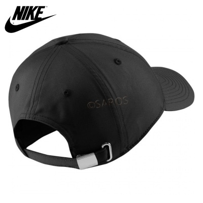 Boné preto Nike com ajuste traseiro e texto OSAPOS na lateral