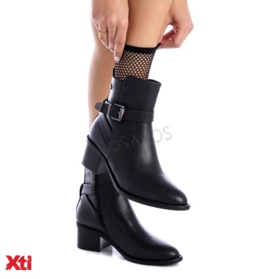 Botas pretas de cano médio com fivela e salto quadrado