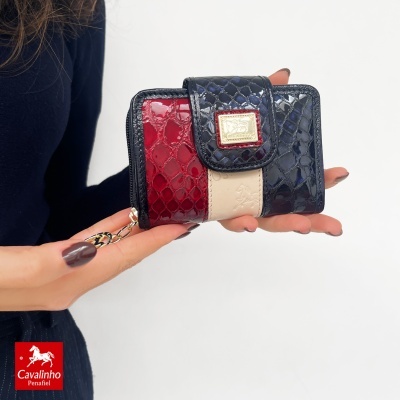 Carteira tricolor com padrão imitação pele de crocodilo azul, vermelho e bege com fecho e placa dourada