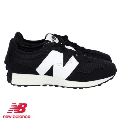 Ténis New Balance pretos e brancos lado a lado