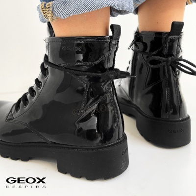 Botins pretos de verniz com atacadores e sola grossa preta