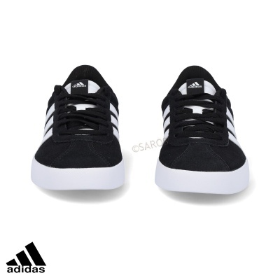 Par de sapatilhas pretas Adidas com riscas brancas e sola branca