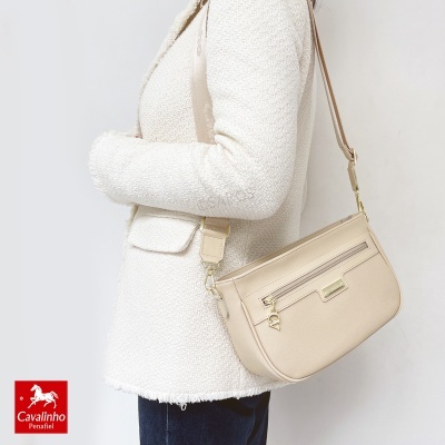 Mala bege claro de ombro com fecho e detalhes dourados