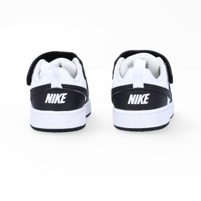 Sapatilhas Nike branco e preto vistas de trás com logo NIKE