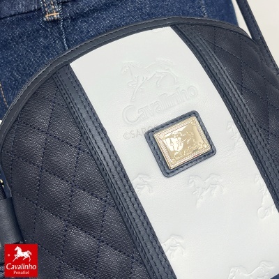 Mala Cavalinho azul e branca com padrão acolchoado e placa metálica dourada