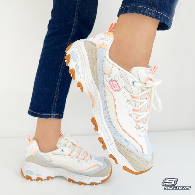Tênis desportivo Skechers branco com detalhes em laranja e cinza claro
