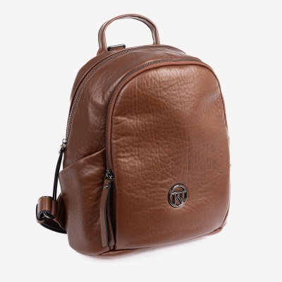 mochila castanha pequena com zíper e logótipo metálico